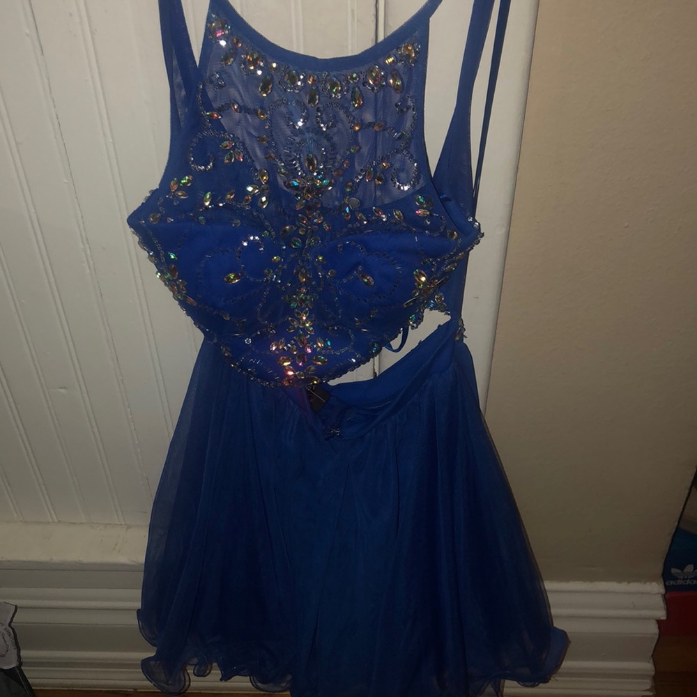 Only worn once for a high school dance in 2019.